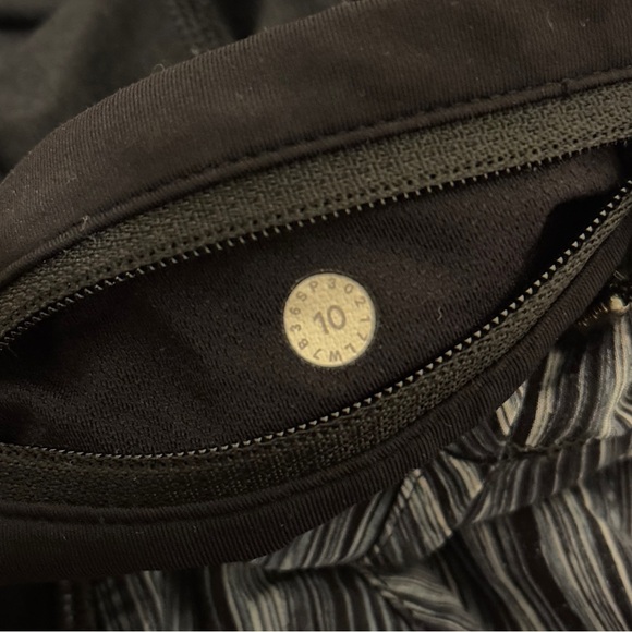 Lululemon Run Times Short Size 10 Black White Gray Stripe LW7B36S Lined - Picture 6 of 6